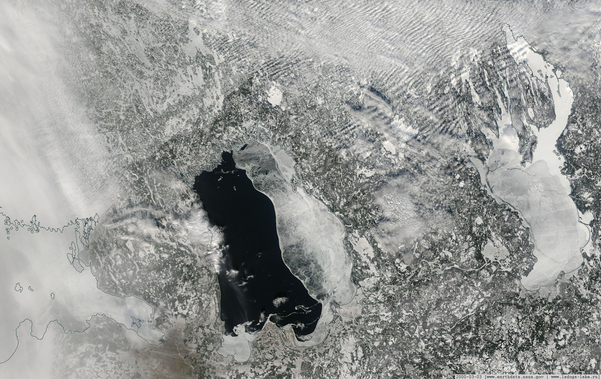 Онежское озеро ледовая. Космический снимок Онежского озера. Ледовая обстановка Онежское озеро. Ладожское озеро фото со спутника. Онежское озеро из космоса.